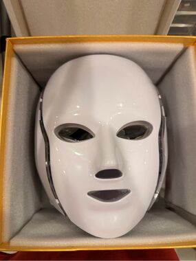 LED Facial Therapy Mask in Glossy White for Face and Neck